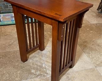 Single Accent Table Broyhill Artisan Ridge Mission Arts and Crafts 	24 x 14 x 22in	HxWxD
