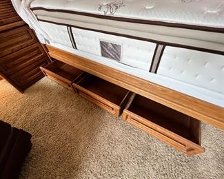King Oak Bed	Frame: 76 x 1 26 x 104<BR> mattress: 76 x 80	HxWxD
