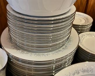 85pc Noritake Contemporary Marywood China Set	85 pieces	
