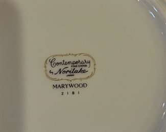 85pc Noritake Contemporary Marywood China Set	85 pieces	
