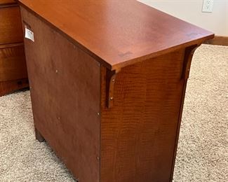 2pc Broyhill Artisan Ridge Nightstands PAIR 4078-292 Mission Arts and Crafts	29.75 x 30 x 17in	HxWxD
