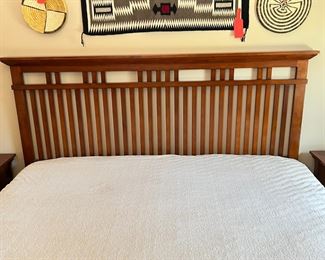 King Bed Broyhill Artisan Ridge Mission Arts and Crafts 4078-256	Frame: 54x85x87in Mattress 76 x 80in	HxWxD
