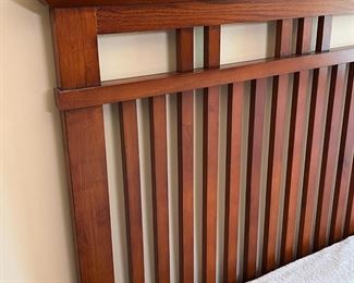 King Bed Broyhill Artisan Ridge Mission Arts and Crafts 4078-256	Frame: 54x85x87in Mattress 76 x 80in	HxWxD
