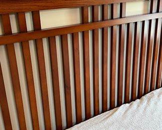 King Bed Broyhill Artisan Ridge Mission Arts and Crafts 4078-256	Frame: 54x85x87in Mattress 76 x 80in	HxWxD
