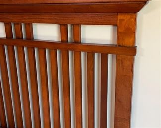 King Bed Broyhill Artisan Ridge Mission Arts and Crafts 4078-256	Frame: 54x85x87in Mattress 76 x 80in	HxWxD
