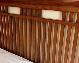 King Bed Broyhill Artisan Ridge Mission Arts and Crafts 4078-256	Frame: 54x85x87in Mattress 76 x 80in	HxWxD
