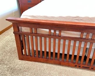 King Bed Broyhill Artisan Ridge Mission Arts and Crafts 4078-256	Frame: 54x85x87in Mattress 76 x 80in	HxWxD
