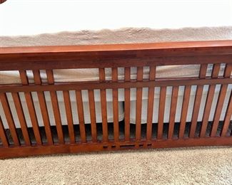 King Bed Broyhill Artisan Ridge Mission Arts and Crafts 4078-256	Frame: 54x85x87in Mattress 76 x 80in	HxWxD
