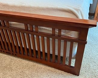 King Bed Broyhill Artisan Ridge Mission Arts and Crafts 4078-256	Frame: 54x85x87in Mattress 76 x 80in	HxWxD
