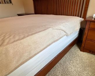 King Bed Broyhill Artisan Ridge Mission Arts and Crafts 4078-256	Frame: 54x85x87in Mattress 76 x 80in	HxWxD
