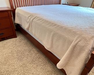 King Bed Broyhill Artisan Ridge Mission Arts and Crafts 4078-256	Frame: 54x85x87in Mattress 76 x 80in	HxWxD
