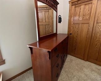 Long Dresser & Mirror Broyhill Artisan Ridge Mission Arts and Crafts 9 Drawer  	Dresser: 39x66x18in<BR>Mirror : 42 x 48 x2.5in	HxWxD

