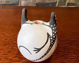 Zuni Pueblo Pottery Agnes Peynetsa Lizard Pot Mini Seed Jar	3 inches high	
