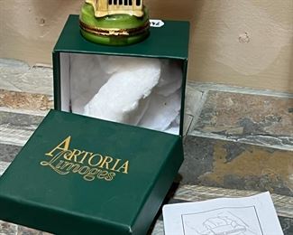 Limoges Artoria Tower of London Trinket Box Limited Edition in Box	2 inches high	
