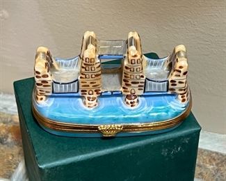 Limoges Artoria London Tower Bridge Trinket Box Limited Edition in Box	1.5 inches high.	
