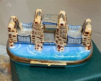 Limoges Artoria London Tower Bridge Trinket Box Limited Edition in Box	1.5 inches high.	
