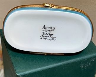 Limoges Artoria London Tower Bridge Trinket Box Limited Edition in Box	1.5 inches high.	
