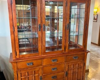 China Cabinet Broyhill Artisan Ridge Mission Arts and Crafts 5077-65/66 	82 x 66 x 18in	HxWxD
	
