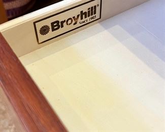 Sofa Table Broyhill Artisan Ridge Mission Arts and Crafts 4078-009 	30.25 x 54 x 18.	HxWxD
