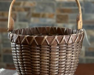 Artist Made Basket Edythe Hill  	8.5 x 11in diameter.	
