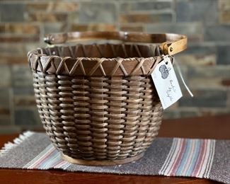Artist Made Basket Edythe Hill  	8.5 x 11in diameter.	

