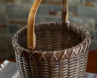 Artist Made Basket Edythe Hill  	8.5 x 11in diameter.	
