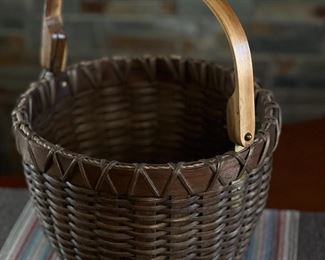 Artist Made Basket Edythe Hill  	8.5 x 11in diameter.	
