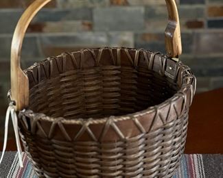 Artist Made Basket Edythe Hill  	8.5 x 11in diameter.	
