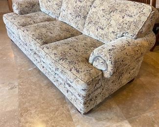 Broyhill Traditional Fabric Sofa Couch 	35 x 89 x 38in	HxWxD

