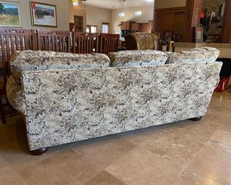 Broyhill Traditional Fabric Sofa Couch 	35 x 89 x 38in	HxWxD
