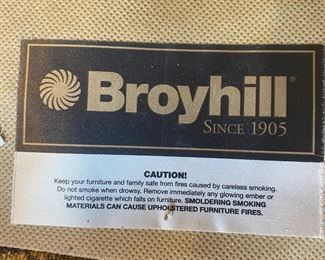 Broyhill Traditional Fabric Sofa Couch 	35 x 89 x 38in	HxWxD
