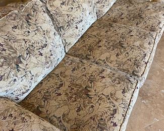 Broyhill Traditional Fabric Sofa Couch 	35 x 89 x 38in	HxWxD
