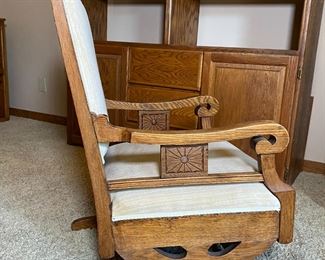 Antique Carved Oak Spring Rocking Chair	38 x 24 x 26in	HxWxD
