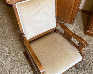 Antique Carved Oak Spring Rocking Chair	38 x 24 x 26in	HxWxD
