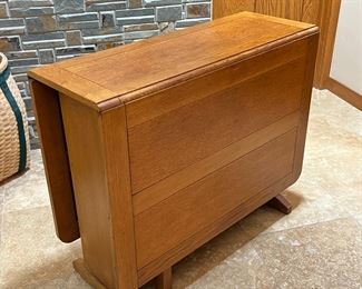 Antique Oak Arts & Crafts Drop Leaf Gate leg Table 	30 x 36 x 13.5–61in	HxWxD
