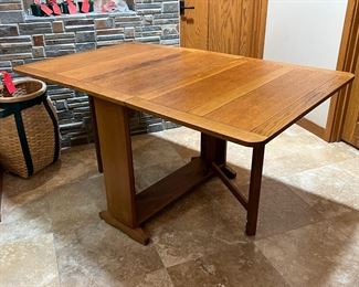 Antique Oak Arts & Crafts Drop Leaf Gate leg Table 	30 x 36 x 13.5–61in	HxWxD

