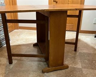 Antique Oak Arts & Crafts Drop Leaf Gate leg Table 	30 x 36 x 13.5–61in	HxWxD
