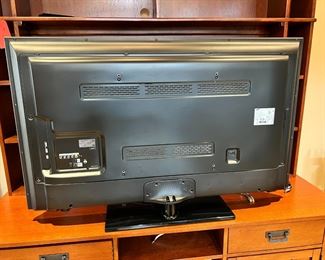 Samsung 55in LED HDTV 1080p UN55EH6000F TV	31 x 49in	
