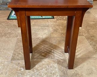 Single Accent Table Broyhill Artisan Ridge Mission Arts and Crafts 	24 x 14 x 22in	HxWxD
