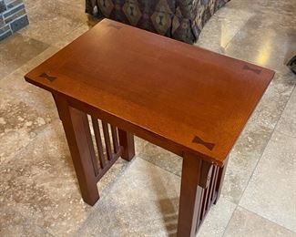 Single Accent Table Broyhill Artisan Ridge Mission Arts and Crafts 	24 x 14 x 22in	HxWxD

