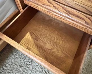 King Oak Bed	Frame: 76 x 1 26 x 104<BR> mattress: 76 x 80	HxWxD
