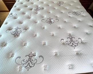 King Oak Bed	Frame: 76 x 1 26 x 104<BR> mattress: 76 x 80	HxWxD
