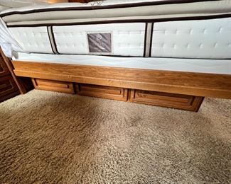 King Oak Bed	Frame: 76 x 1 26 x 104<BR> mattress: 76 x 80	HxWxD
