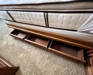 King Oak Bed	Frame: 76 x 1 26 x 104<BR> mattress: 76 x 80	HxWxD
