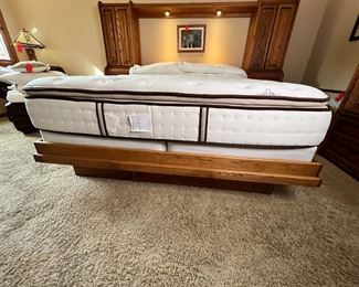 King Oak Bed	Frame: 76 x 1 26 x 104<BR> mattress: 76 x 80	HxWxD
