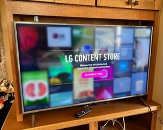 LG 50in 4K Smart Ultra HDTV LED UHD TV 50UK6500AUA	28.5 x 40.5in	
