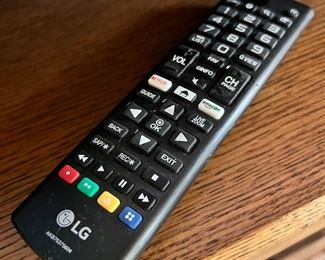 LG 50in 4K Smart Ultra HDTV LED UHD TV 50UK6500AUA	28.5 x 40.5in	
