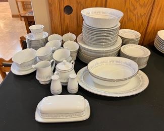 85pc Noritake Contemporary Marywood China Set	85 pieces	
