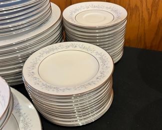 85pc Noritake Contemporary Marywood China Set	85 pieces	
