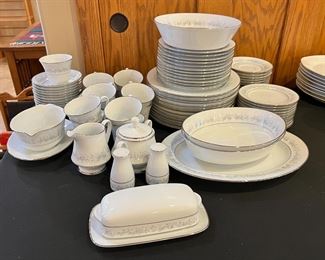 85pc Noritake Contemporary Marywood China Set	85 pieces	
